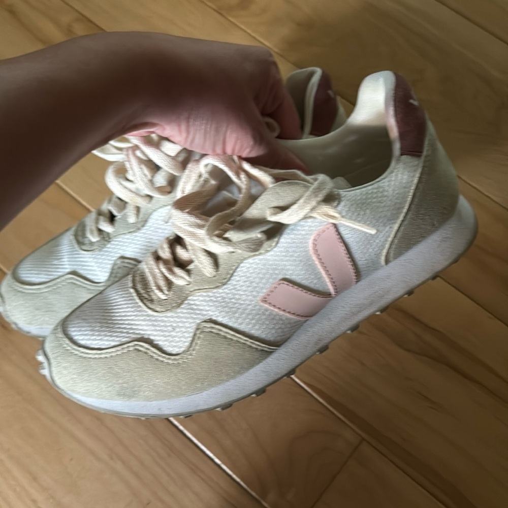 Veja Branco sneakers in good condition